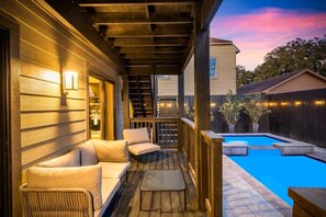 Outdoor pool, a heated pool - 2Linkd Suites •9BR Ensuite •Slps21 •Pool&Spa•Gated (Houston)