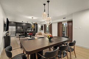 Dining - 2Linkd Suites •9BR Ensuite •Slps21 •Pool&Spa•Gated (Houston)