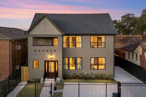 Exterior - 2Linkd Suites •9BR Ensuite •Slps21 •Pool&Spa•Gated (Houston)