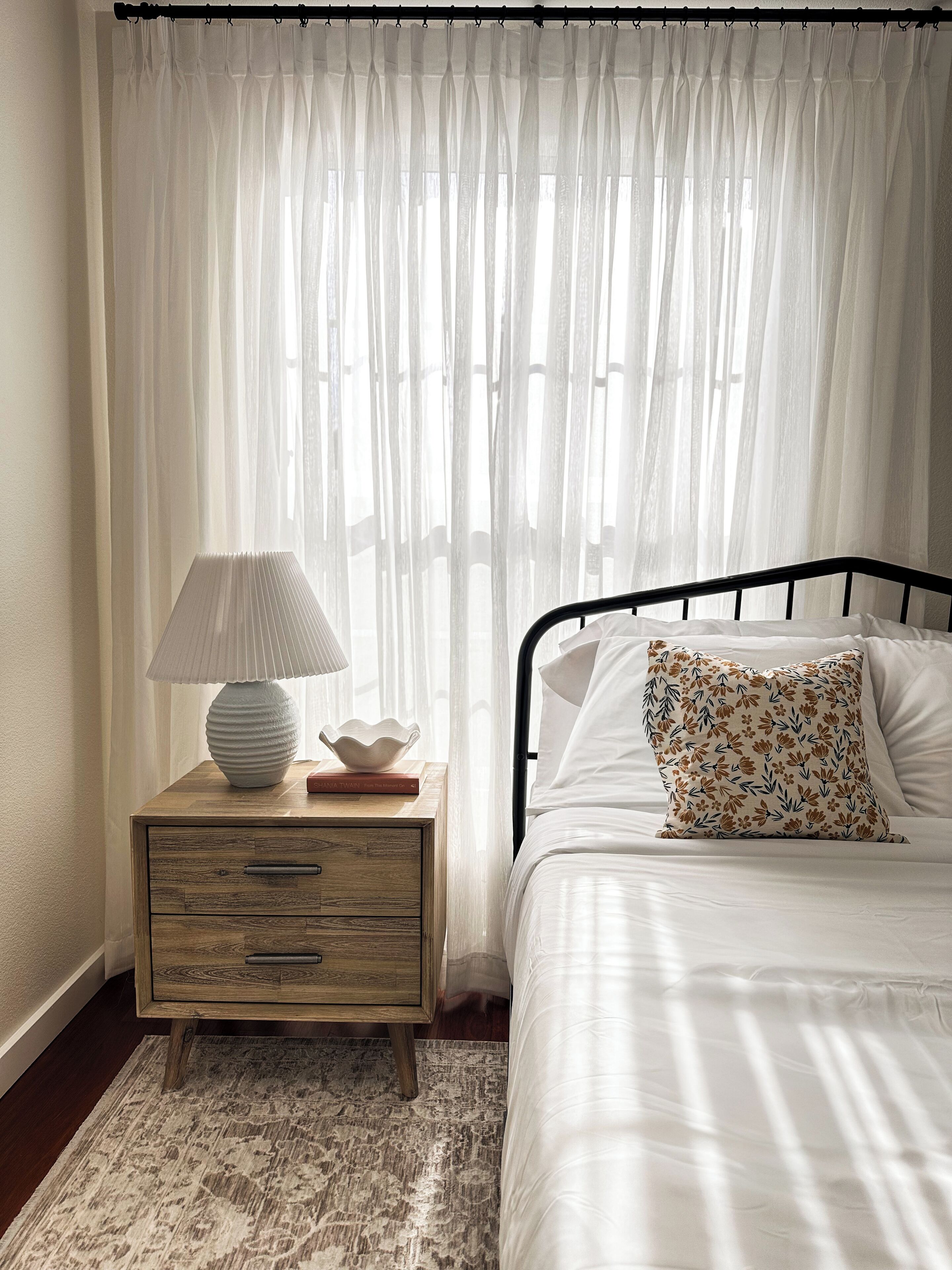 3 habitaciones, tabla de planchar con plancha, wifi y ropa de cama 