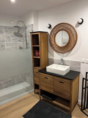 Shower, hair dryer, towels, soap - Le Loft du Canal du midi: 120m2 Design Garage 60m2 and private VAE bike room (Capestang)