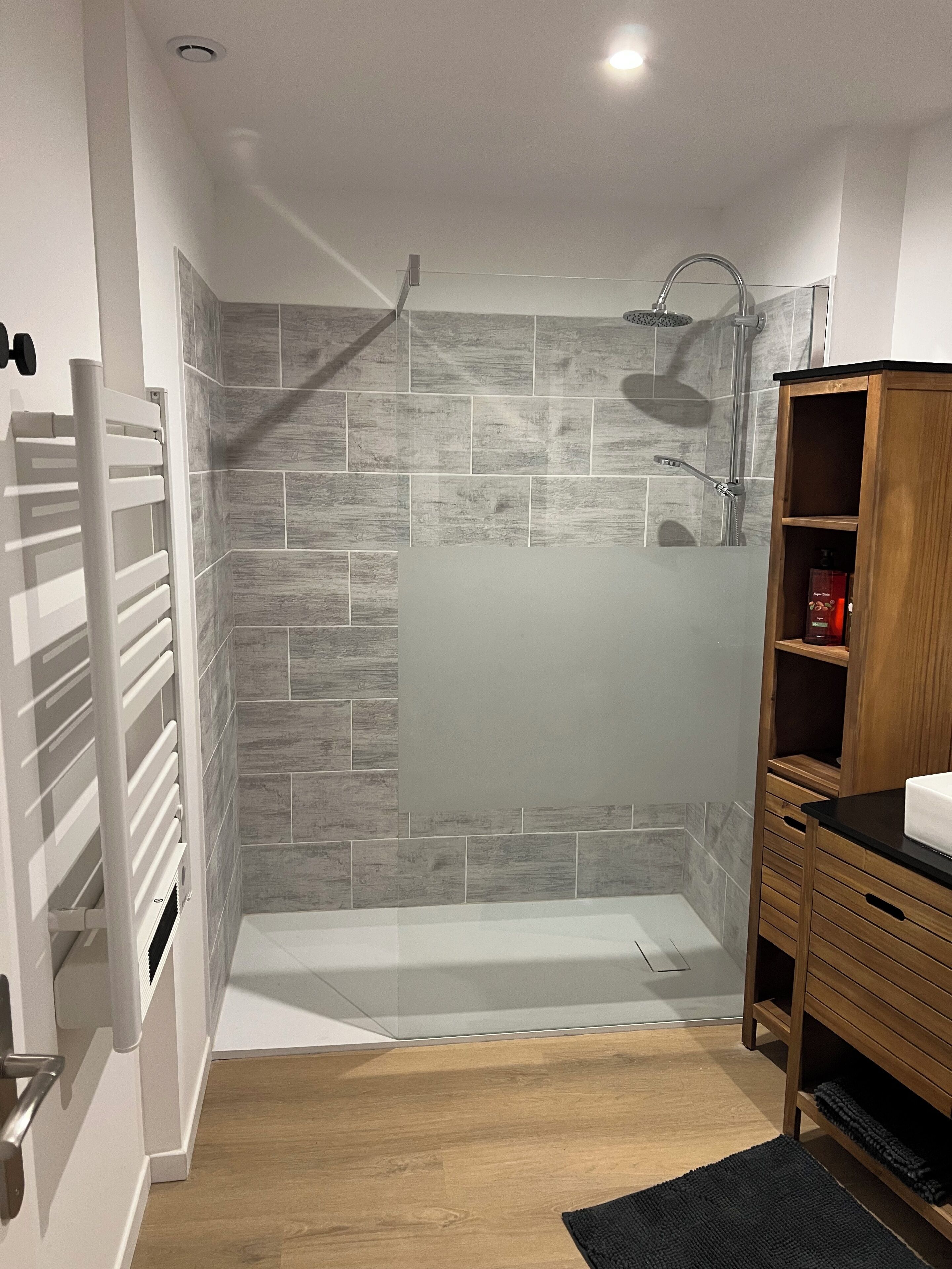 Doccia, asciugacapelli, asciugamani, sapone