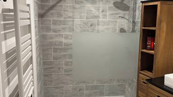 Doccia, asciugacapelli, asciugamani, sapone