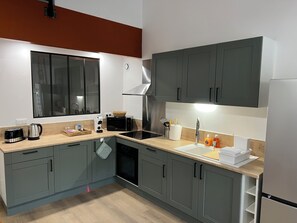 Micro-ondes, four, plaque de cuisson, lave-vaisselle