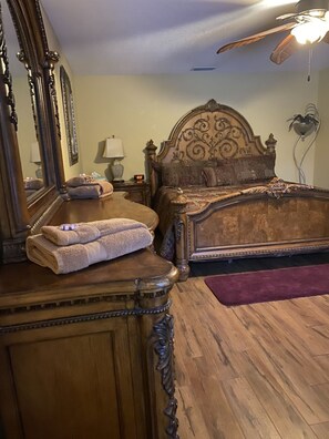 3 chambres, bureau, fer et planche à repasser, lit de bébé portatif