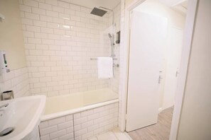 Shower, shampoo