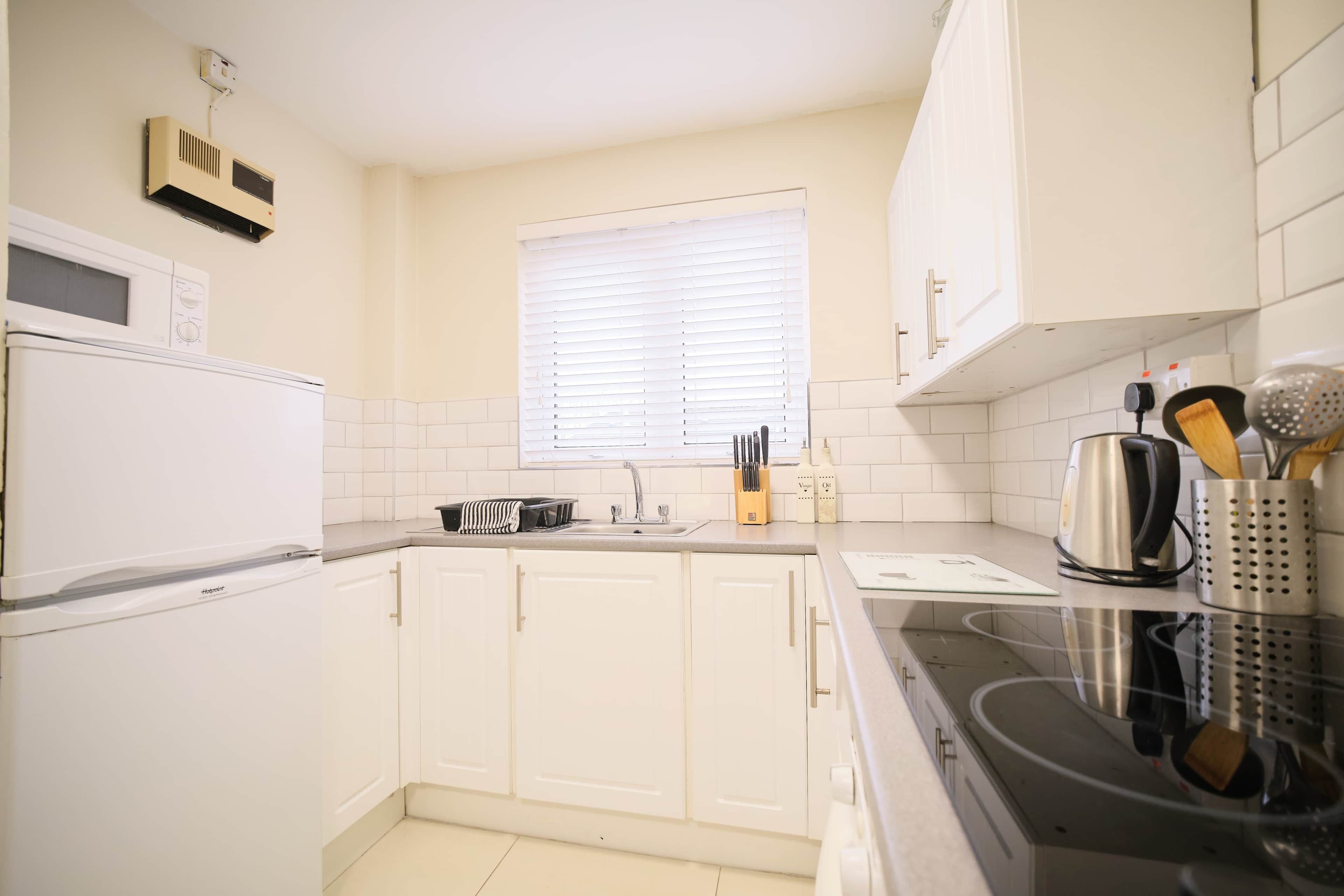 Een koelkast, een microgolfoven, een oven, een kookplaat