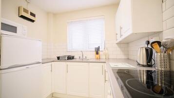 Een koelkast, een microgolfoven, een oven, een kookplaat