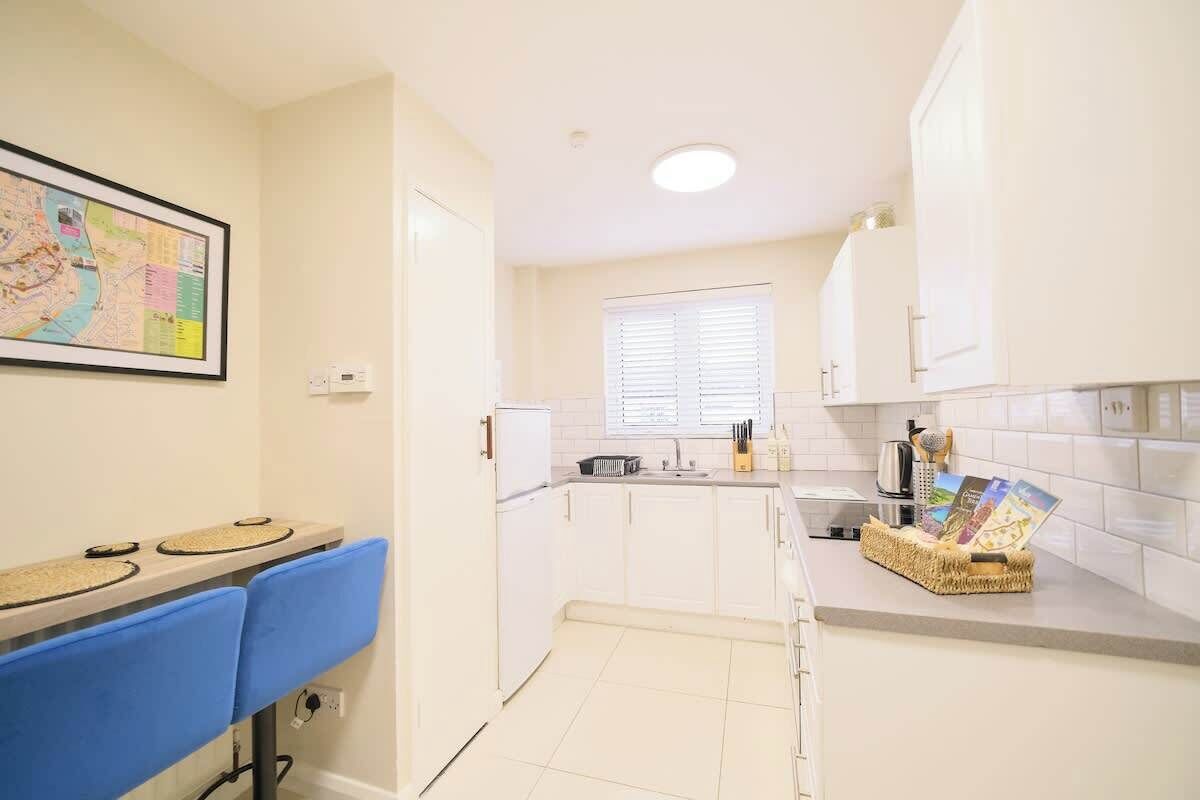 ثلاجة، ميكروويف، فرن، موقد طهي مسطح