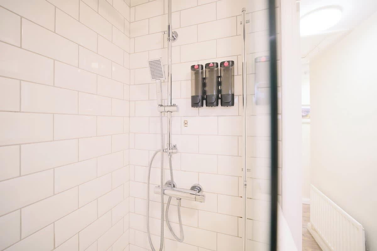 Shower, shampoo