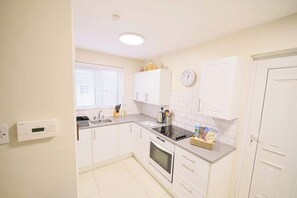 Fridge, microwave, oven, stovetop - City Centre Apartment Beside The City Walls (Londonderry)