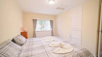 2 bedrooms, iron/ironing board, WiFi, bed sheets