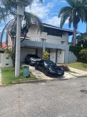 Property grounds - Mansion in Barra da Tijuca, Rio de Janeiro - gated community Vilage Marapendi - sleeps 50 people. (Rio de Janeiro)