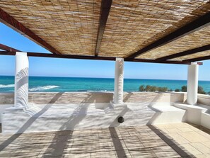 Property grounds - Charming rooftop apartment just 20 m from the sea with a fantastic sea view (Villanova Ostuni)