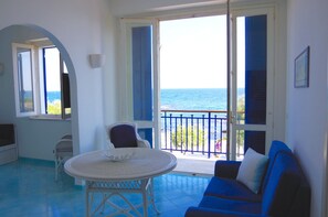 TV - Charming rooftop apartment just 20 m from the sea with a fantastic sea view (Villanova Ostuni)