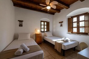 2 habitaciones, tabla de planchar con plancha, wifi y ropa de cama 