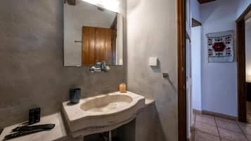 Dusch, hårtork, handdukar och tvål