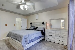 4 bedrooms, iron/ironing board, WiFi, bed sheets - Anolv's Place (Clarksville)