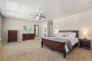 3 bedrooms, desk, iron/ironing board, travel cot - Spacious 3BR Getaway, Near Downtown & Ft Sam (San Antonio)