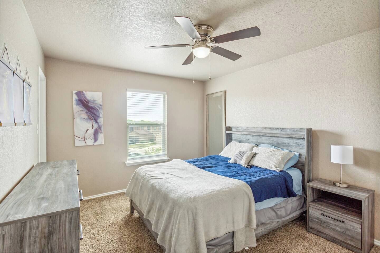 3 camere, una scrivania, ferro/asse da stiro, culla da viaggio