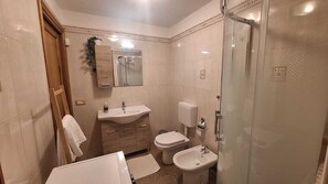 Shower, hair dryer, bidet, towels - Small Villa "The Palm" (Colazza)
