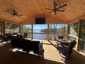 Dining - Summer dates available. Deep water, private dock, beautiful sunsets, fishing. (Gainesville)