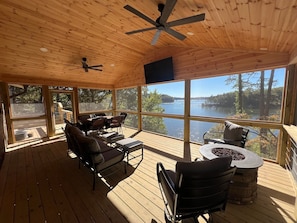 Interior - Summer dates available. Deep water, private dock, beautiful sunsets, fishing. (Gainesville)