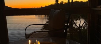 Deep water, private dock, beautiful sunsets, fishing, kayaking or boating.