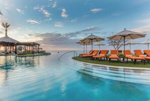 Unclassified image, 4 of 10, button - 7-Night Luxury Stay in Cabo
Grand Solmar Land’s End 5 Star Resort & Spa (Cabo San Lucas)