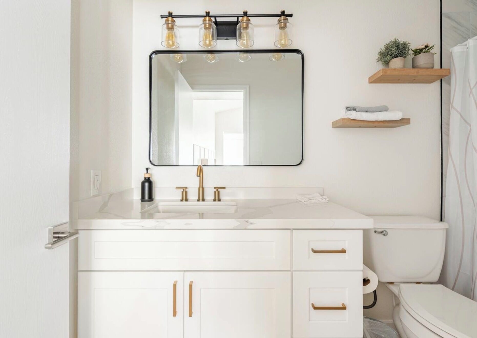 Een haardroger, handdoeken, zeep, toiletpapier