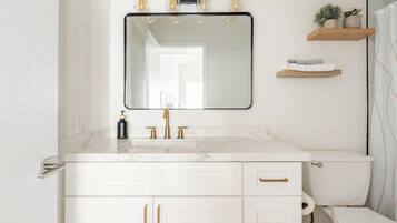 Een haardroger, handdoeken, zeep, toiletpapier