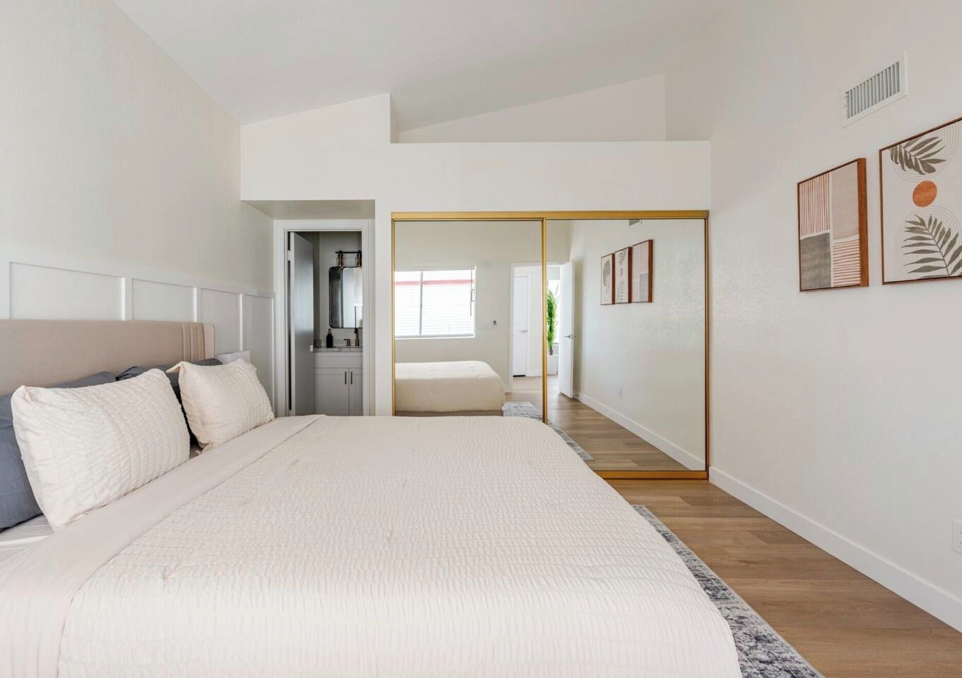 2 chambres, fer et planche à repasser, Wi-Fi, draps fournis