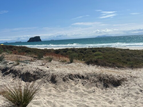 Beachside Mount location - newly renovated cottage steps from the beach