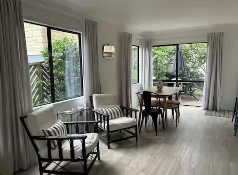 Beachside Mount Location - Newly Renovated Cottage Steps From The Beach - Tauranga