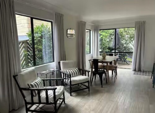 Beachside Mount location - newly renovated cottage steps from the beach