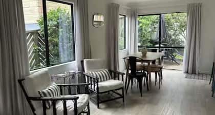 Beachside Mount location - newly renovated cottage steps from the beach