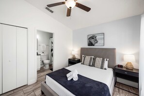 4 bedrooms, iron/ironing board, WiFi, bed sheets - NEW LISTING Amazing Location! 4BR, Pool, Mid-Term Stays! Close to Disney! (Davenport)