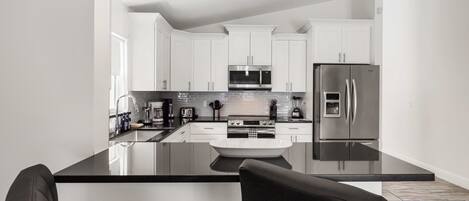 Micro-ondes, four, plaque de cuisson, lave-vaisselle