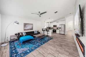 TV, fireplace - NEW LISTING Amazing Location! 4BR, Pool, Mid-Term Stays! Close to Disney! (Davenport)
