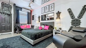 Una camera da letto moderna con un letto, comodini, una cassettiera e uno specchio grande.