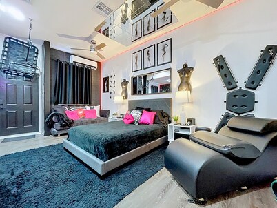 Sultry Studio w/ Backyard & Parking in South Tampa