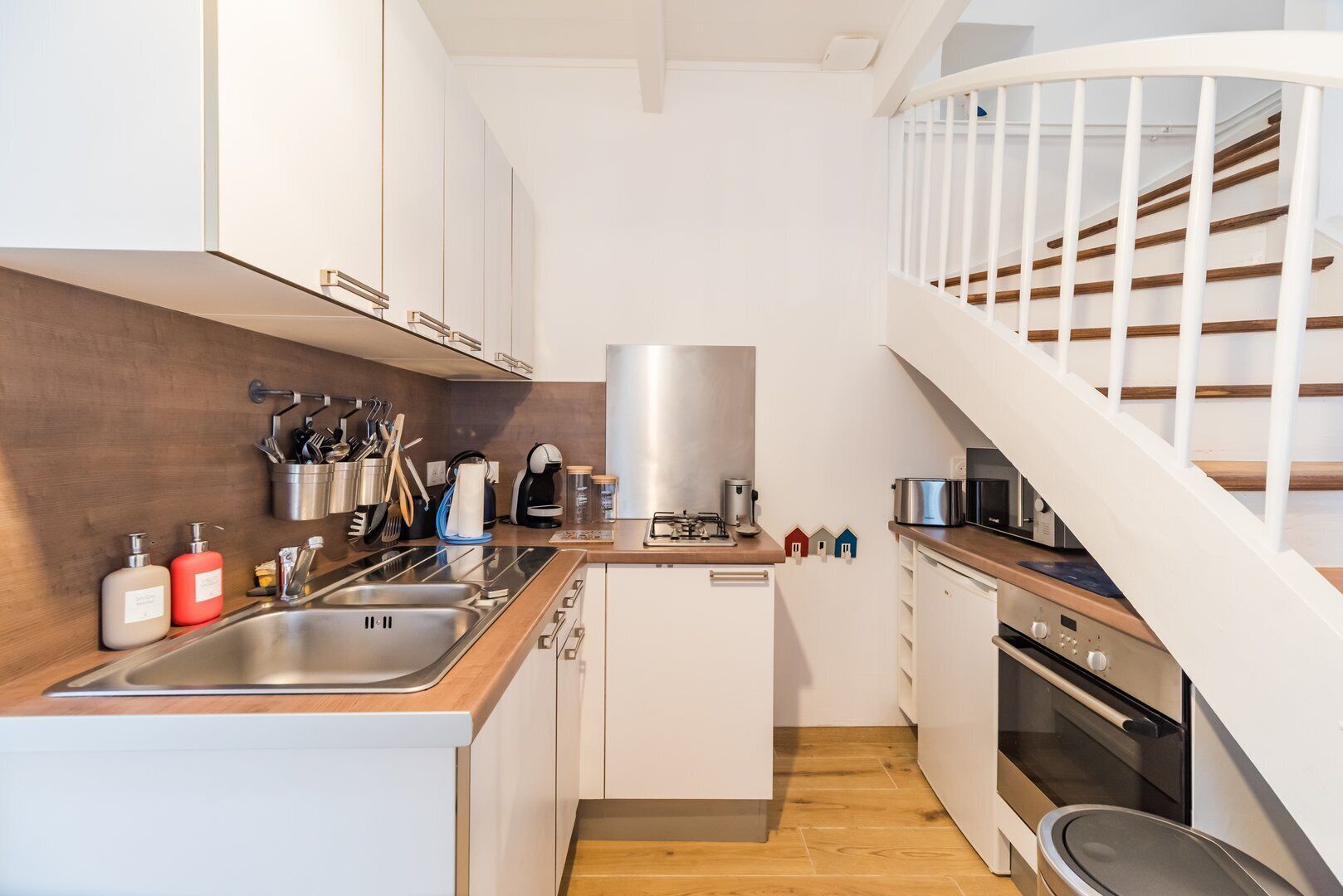 Een microgolfoven, een oven, een vaatwasser