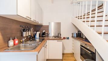 Een microgolfoven, een oven, een vaatwasser