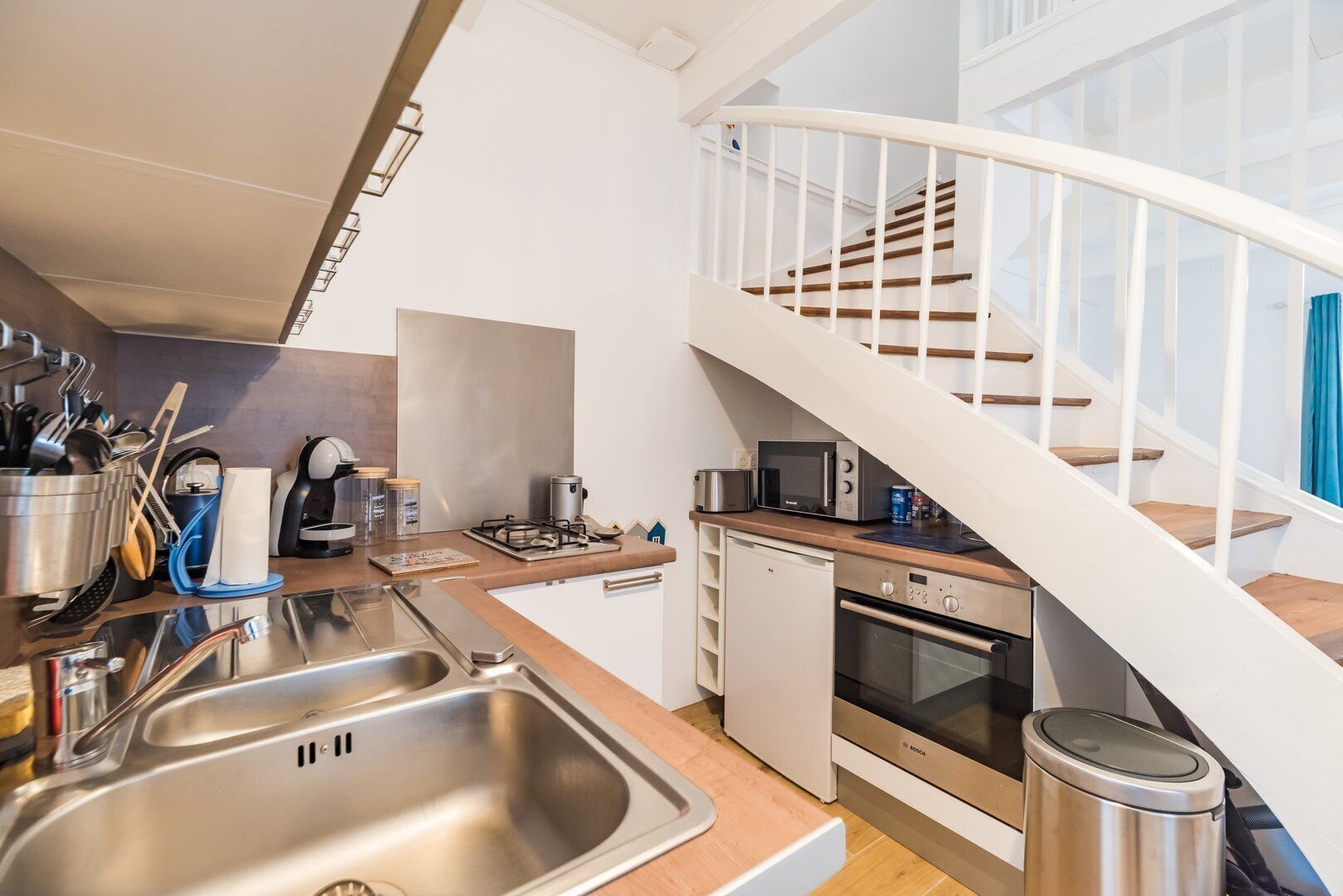 Een microgolfoven, een oven, een vaatwasser