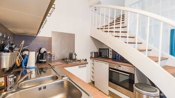 Een microgolfoven, een oven, een vaatwasser