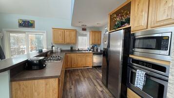 Four à micro-ondes, un four, surface de cuisson, lave-vaisselle