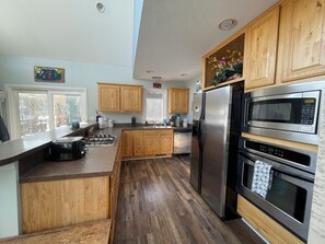 Four à micro-ondes, un four, surface de cuisson, lave-vaisselle