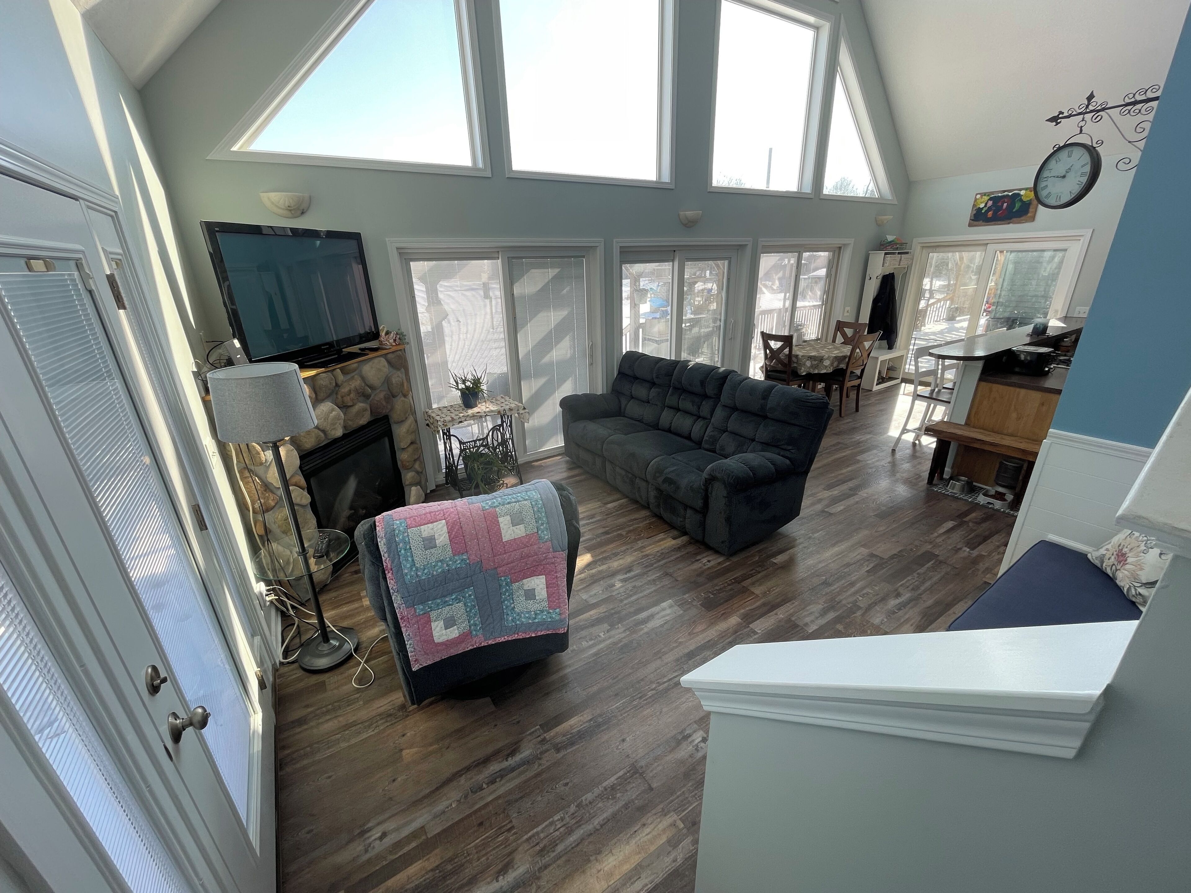 TV, fireplace