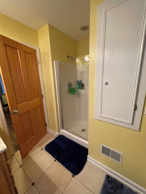 Douche, baignoire à remous, serviettes fournies, savon