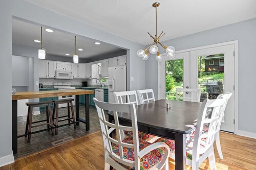 Liberty Groups, Pets, King Beds